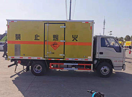 岱山爆破器材运输车工人安全操作规范与智能技术保障
